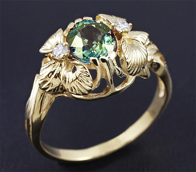 Золото Кольцо, инкрустированное гранатом со сменой цвета и бриллиантами