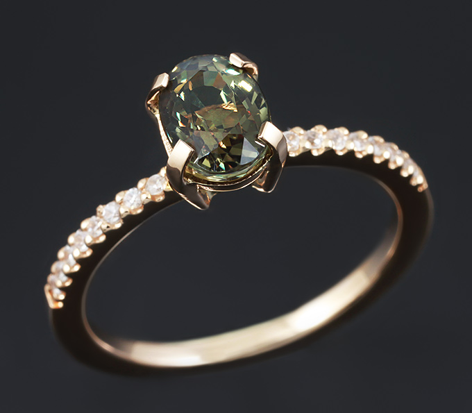 Золото Кольцо, инкрустированное чистейшим гранатом со сменой цвета и лейкосапфирами