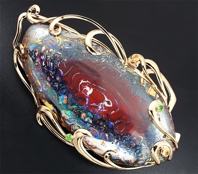 Золото Брошь/кулон с австралийским болдер опалом, сапфирами и цаворитами гранатами