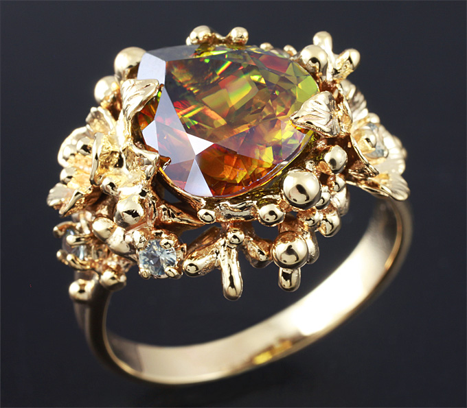 Золото Кольцо с цейлонским сфеном и зелеными сапфирами