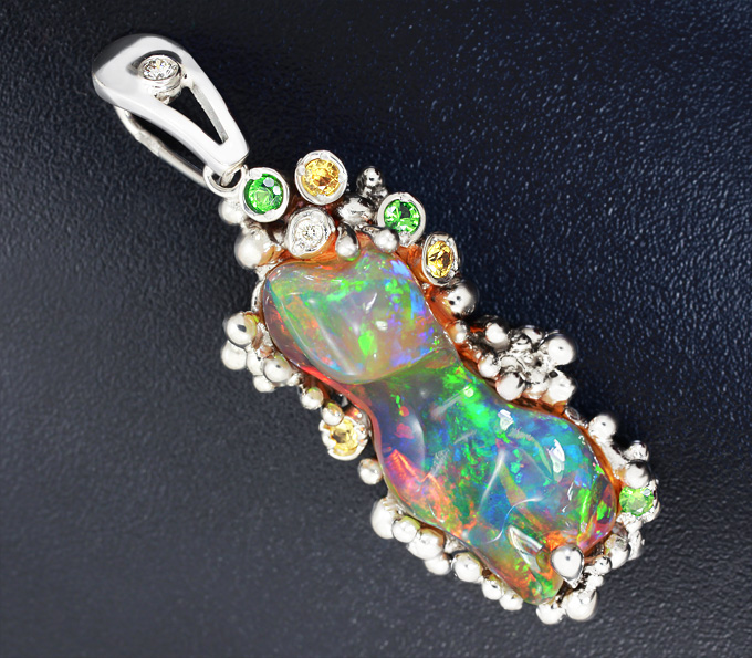 Золото Кулон с эфиопским опалом, бриллиантами, сапфирами и цаворитами гранатами
