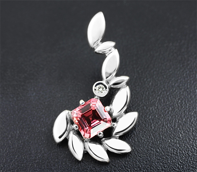 Золото Кулон с насыщенно-оранжевым сапфиром и бриллиантом