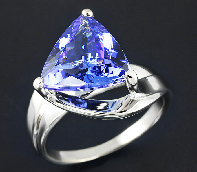 Золото Кольцо c роскошным танзанитом