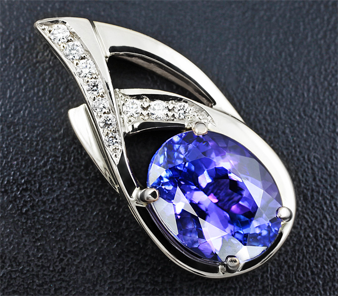 Золото Кулон с чистейшим танзанитом и бриллиантами