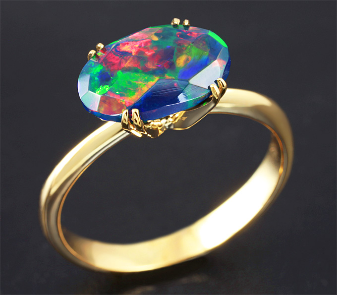 Золото Кольцо с ограненным черным опалом