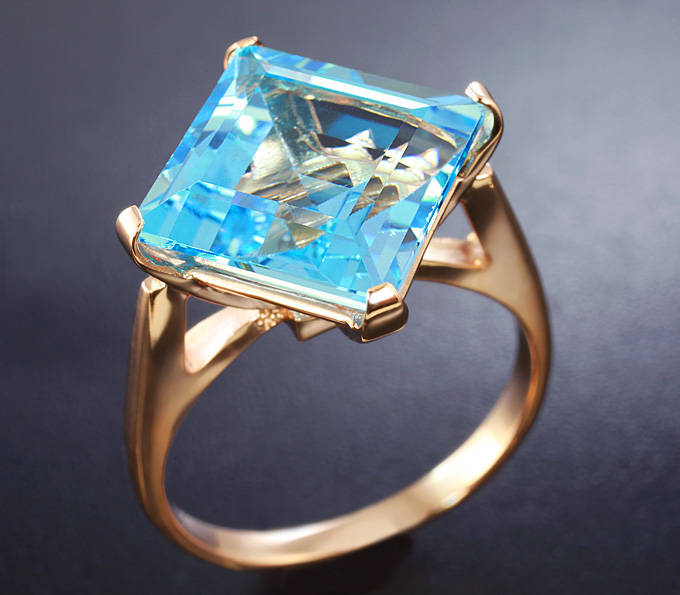 Золото Кольцо с голубым топазом