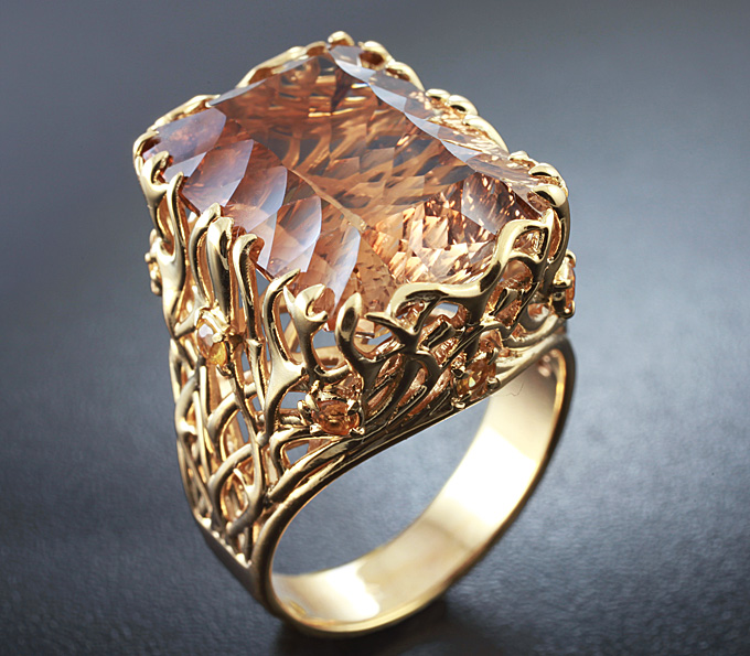 Золото Кольцо c чистейшим топазом и желтыми сапфирами