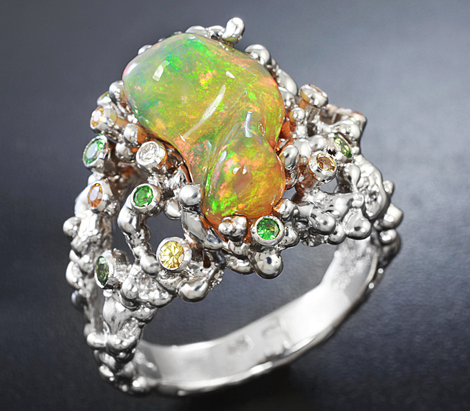 Золото Кольцо c эфиопским опалом, желтыми сапфирами, цаворитами гранатами и бриллиантами