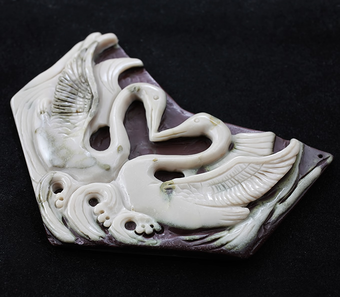 Камея-подвеска «Лебеди» из цельной яшмы 51,3 грамм