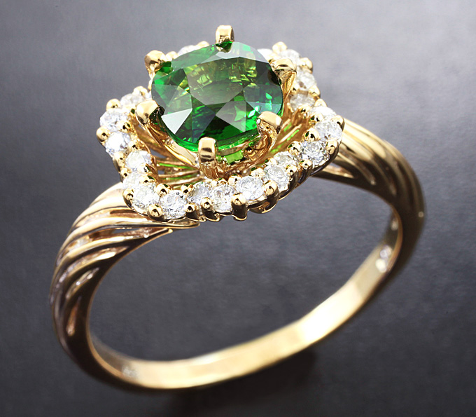 Золото Кольцо с хромовым турмалином и бриллиантами