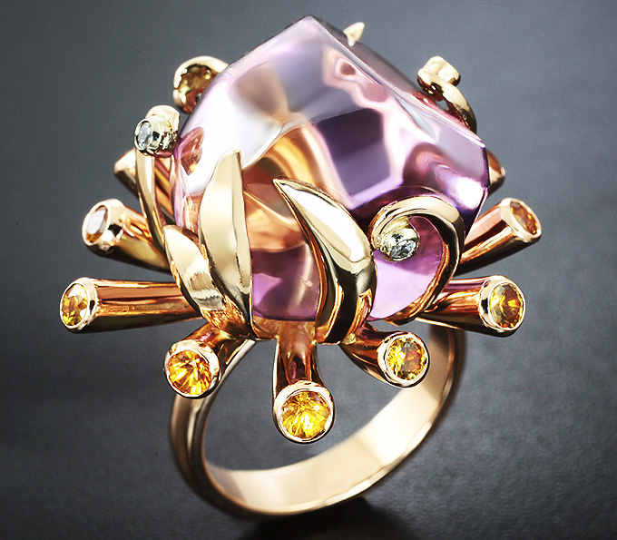 Золото Кольцо с крупным кабошоном аметрина, желытми и бесцветными сапфирами