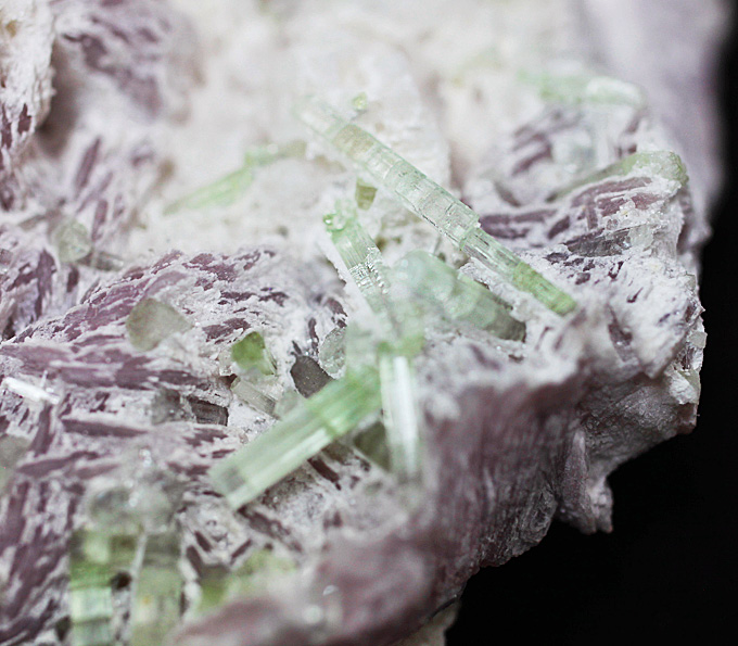 Кристаллы зеленых турмалинов на флогопите с кварцем 482 грамм