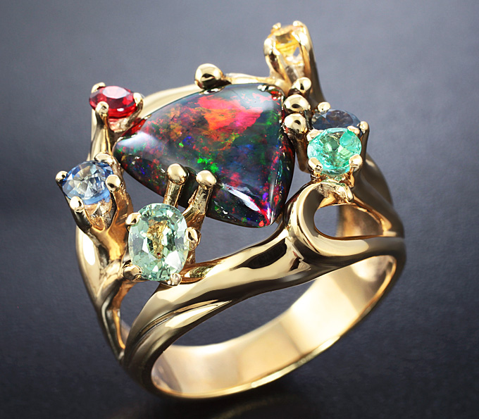Золото Кольцо с кристаллическим черным опалом и разноцветными сапфирами