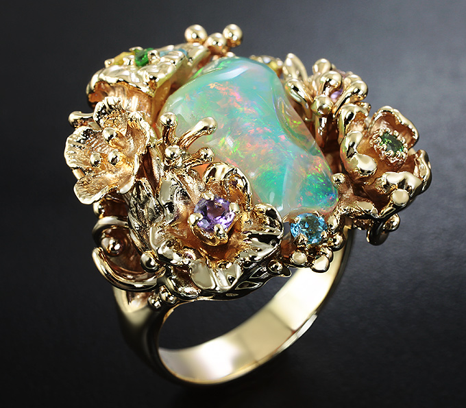 Золото Кольцо с эфиопским опалом и самоцветами