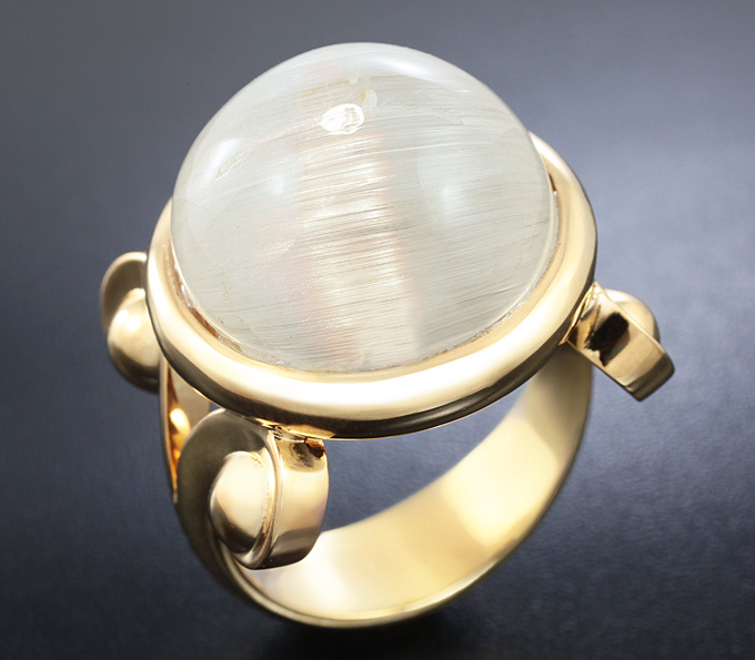 Золото Кольцо, инкрустированное крупным гошенитом с эффектом «кошачьего глаза»