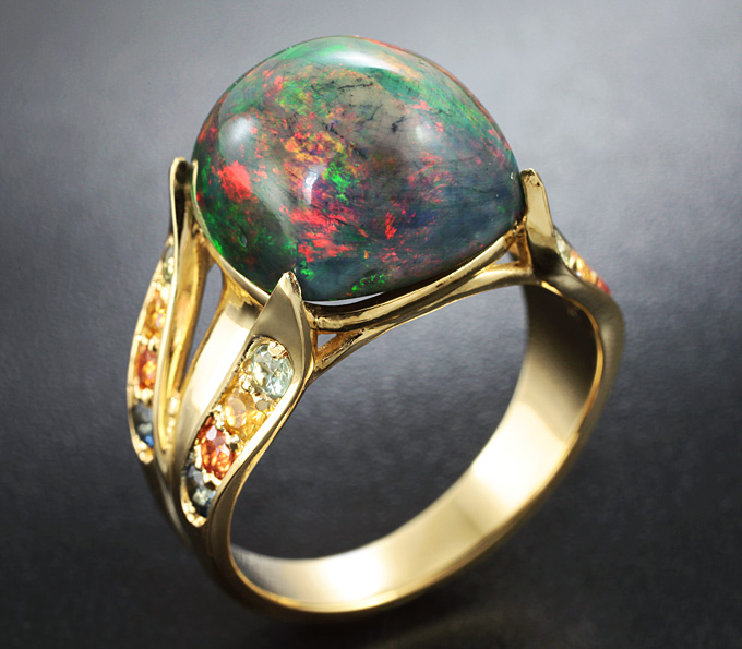 Золото Кольцо с кристаллическим черным опалом и разноцветными сапфирами