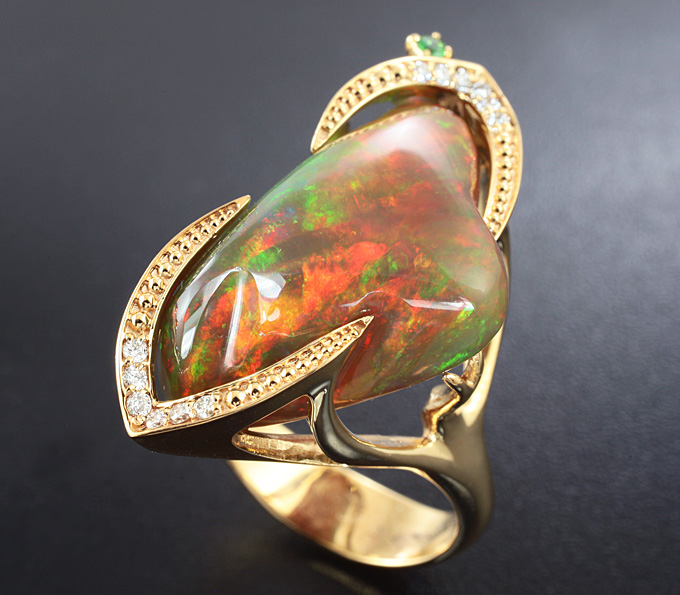 Золото Кольцо с фантастическим опалом, бриллиантами и цаворитом гранатом