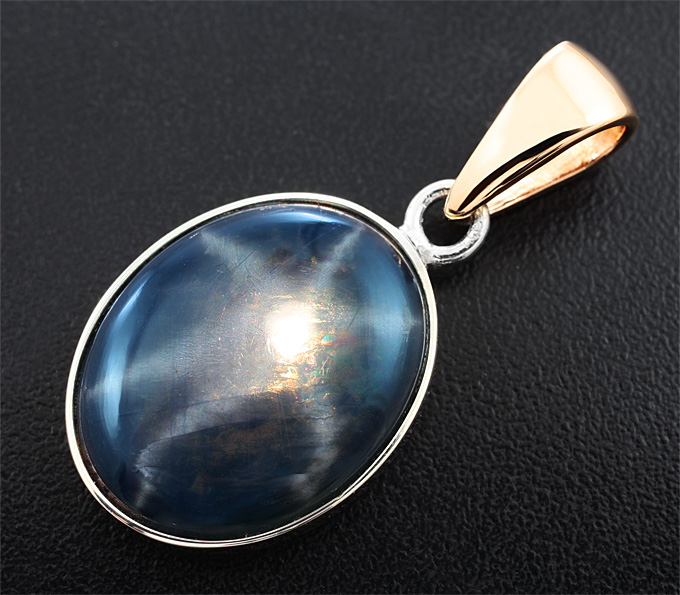 Золото Кулон, инкрустированный звездчатым сапфиром