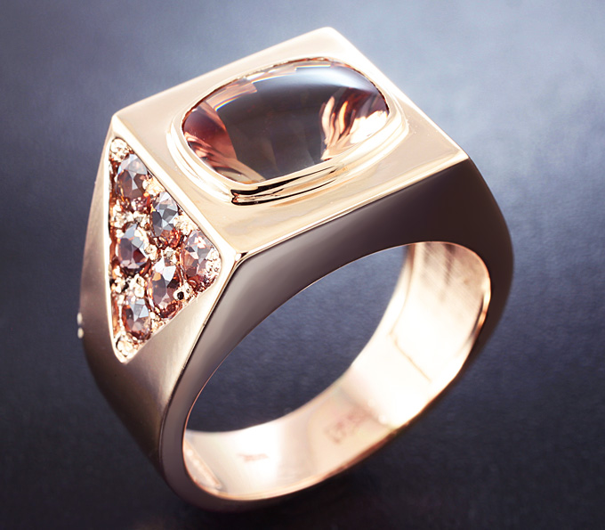 Золото Перстень с солнечным камнем авторской огранки и андалузитами