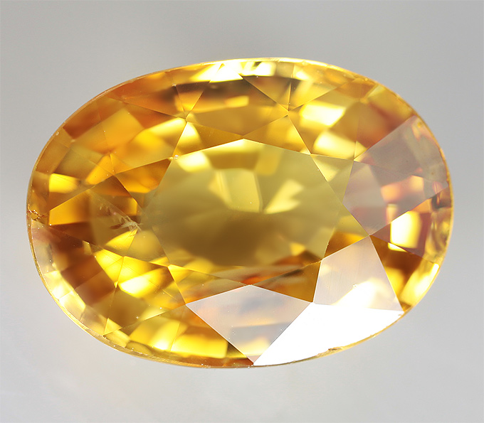 Крупный желтый циркон 8,2 карат