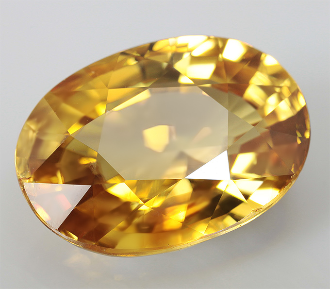 Крупный желтый циркон 8,2 карат