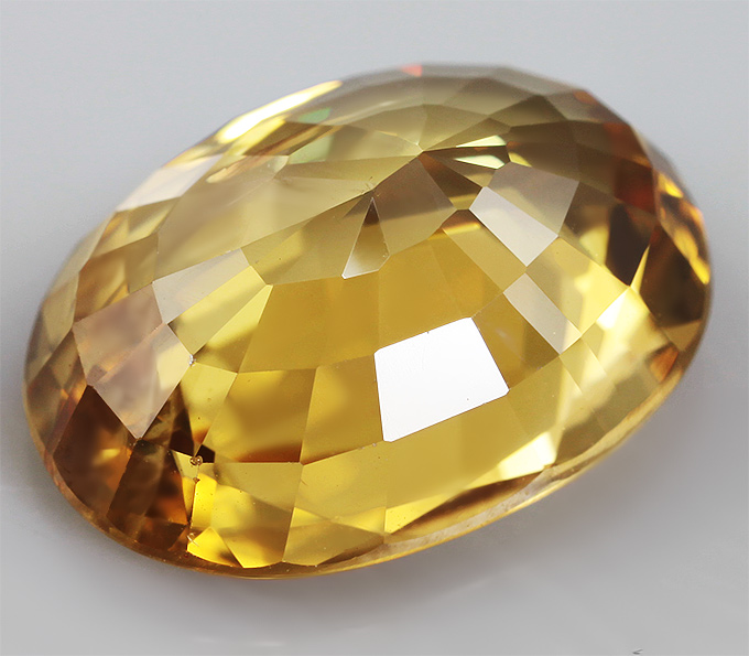 Крупный желтый циркон 8,2 карат