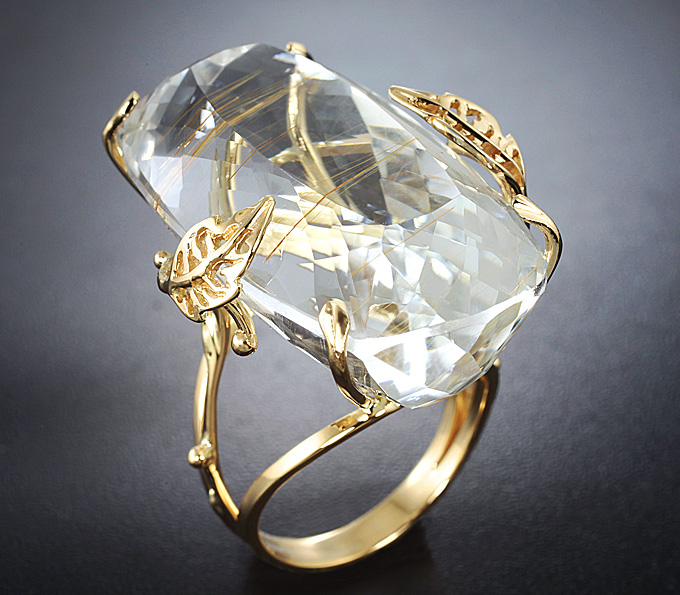 Золото Кольцо, инкрустированное крупным бесцветным топазом с рутилом
