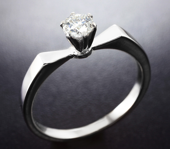 Золото Кольцо с бриллиантом 0,23 карат