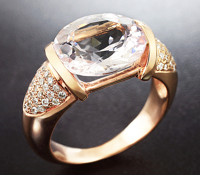 Золото Кольцо с морганитом и бриллиантами