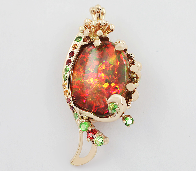 Золото Кулон с кристаллическим Welo опалом качества «Арлекин» и разноцветными сапфрами