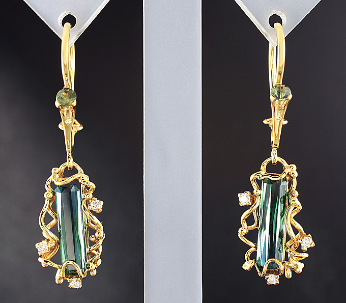 Золото Серьги с полихромными турмалинами, зелеными сапфирами и бриллиантами