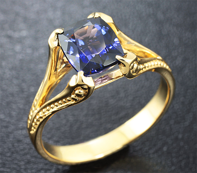 Золото Кольцо с синей шпинелью