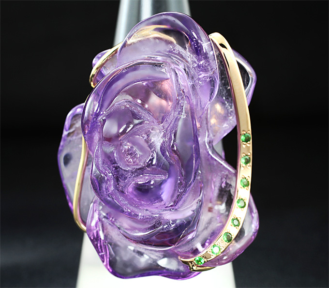 Золото Кольцо с резным аметистом и цаворитами гранатами