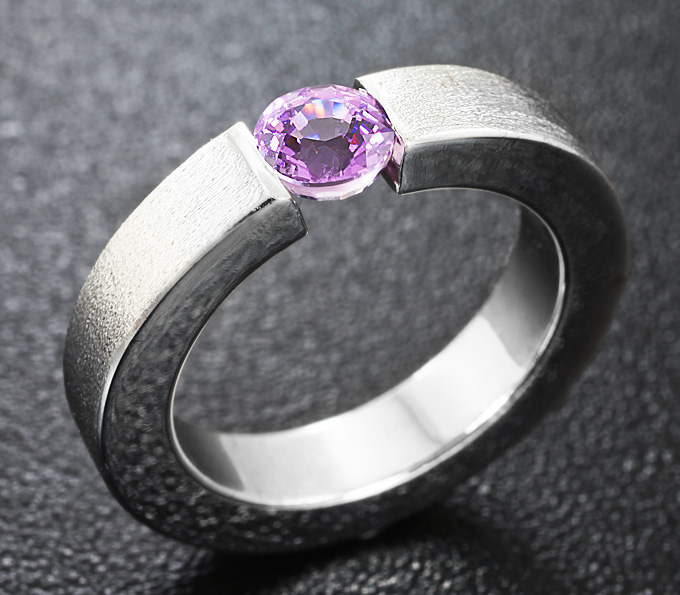 Золото Кольцо c пурпурным сапфиром