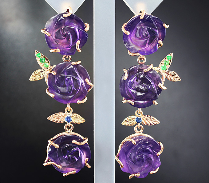 Золото Серьги с резными аметистами, цаворитами гранатами и синими сапфирами