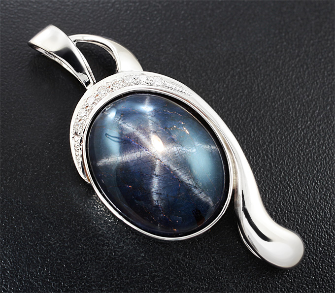 Золото Кулон со звездчатым сапфиром и бриллиантами