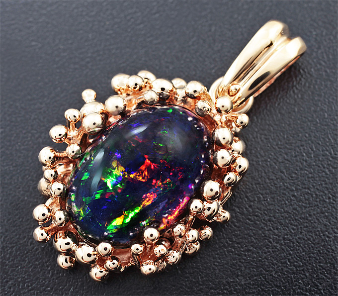 Золото Кулон с кристаллическим черным опалом