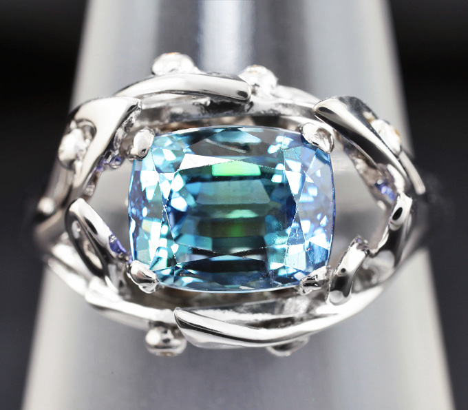 Золото Кольцо с полихромным танзанитом и бриллиантами