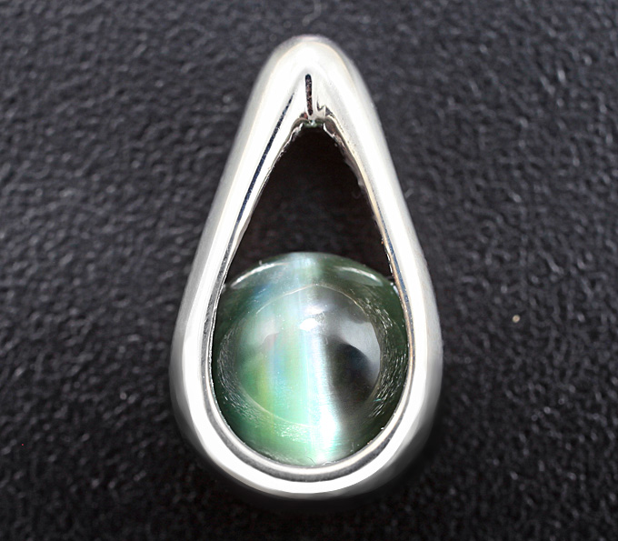 Золото Кулон, инкрустированный александритом с эффектом «кошачьего глаза»