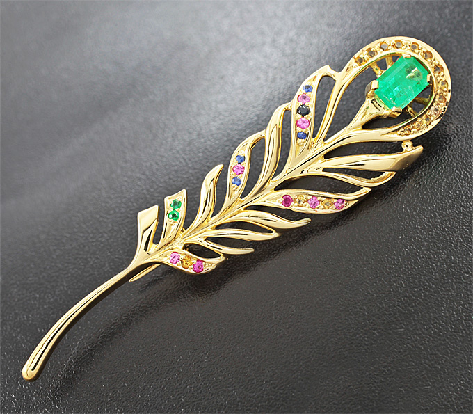 Золото Брошь с уральским изумрудом и разноцветными сапфирами