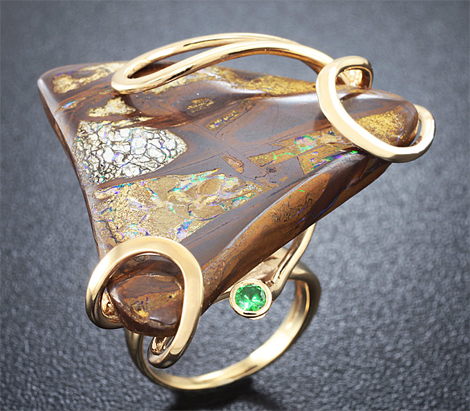 Золото Кольцо с болдер опалом и цаворитом гранатом