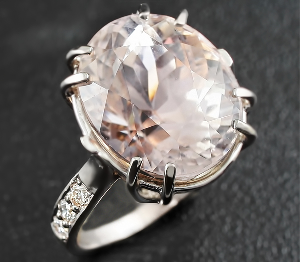 Золото Кольцо с розовым кунцитом и бриллиантами