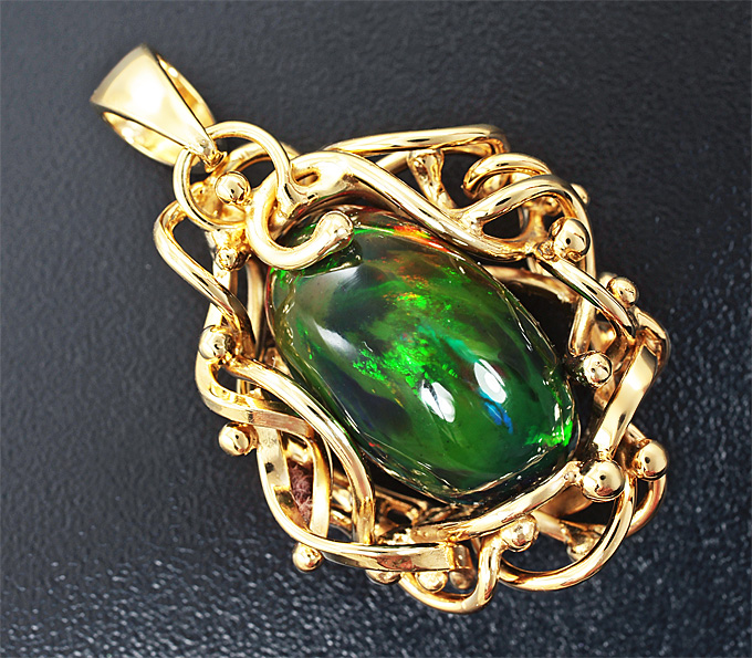 Золото Кулон с кристаллическим черным опалом