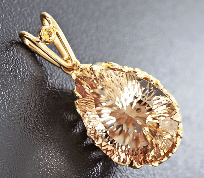 Золото Кулон с топазом лазерной огранки и желтым сапфиром