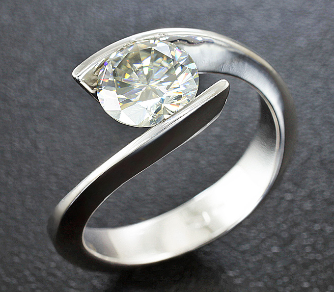 Золото Кольцо с бесцветным муассанитом