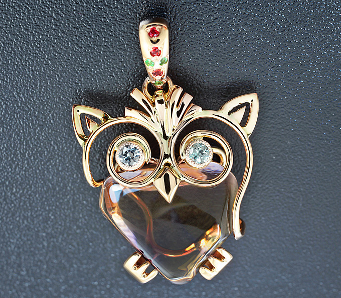 Золото Кулон с кабошоном аметрина, сапфирами, цаворитами и гранатами с александритовым эффектом