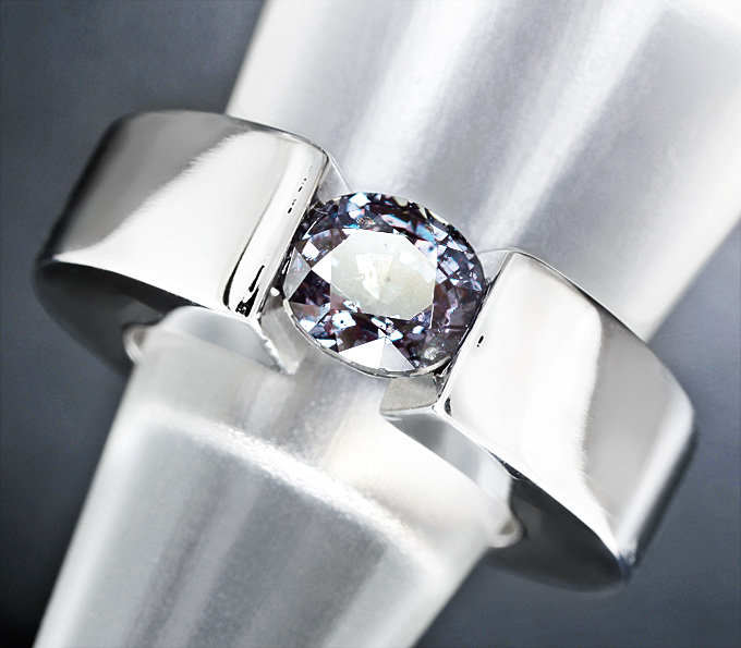 Золото Кольцо, инкрустированное гранатом со сменой цвета