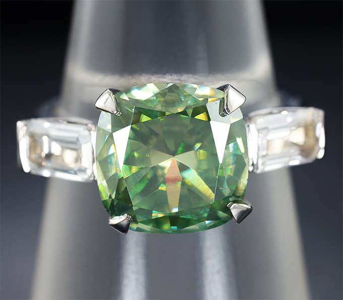 Золото Кольцо с муассанитом и лейкосапфирами