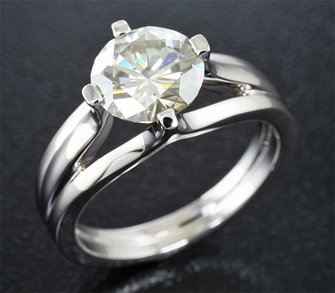 Золото Кольцо c бесцветным муассанитом