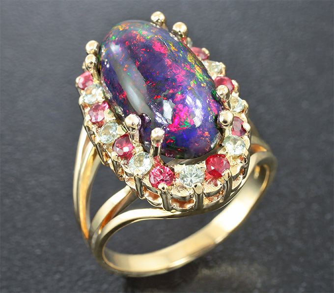 Золото Кольцо c кристаллическим черным опалом, зелеными и красными сапфирами